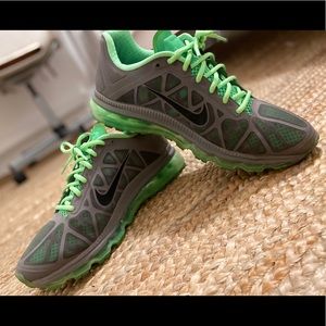 Men’s athletic Nike AirMax Sneakers grey green